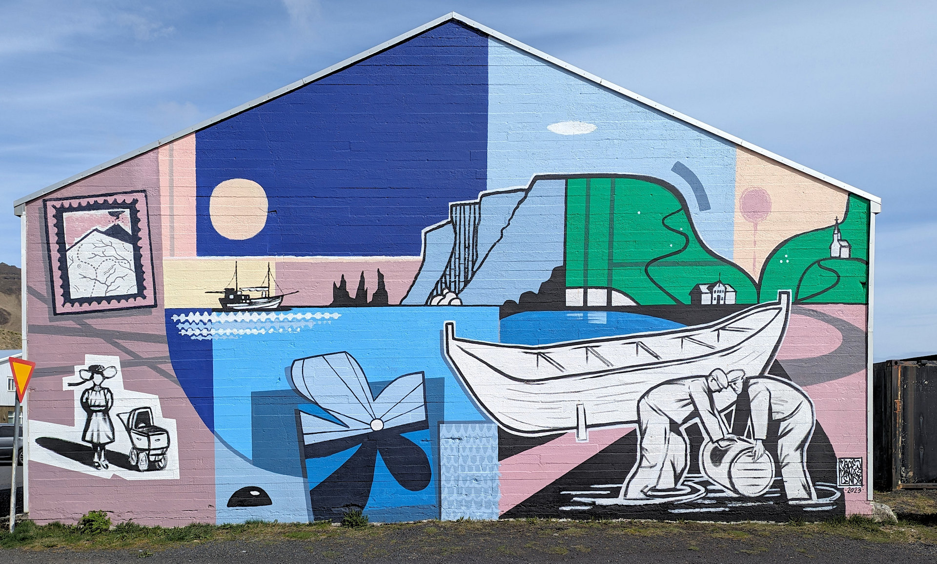 Bunt gemaltes Lagerhaus in der Nähe von Vik in Island