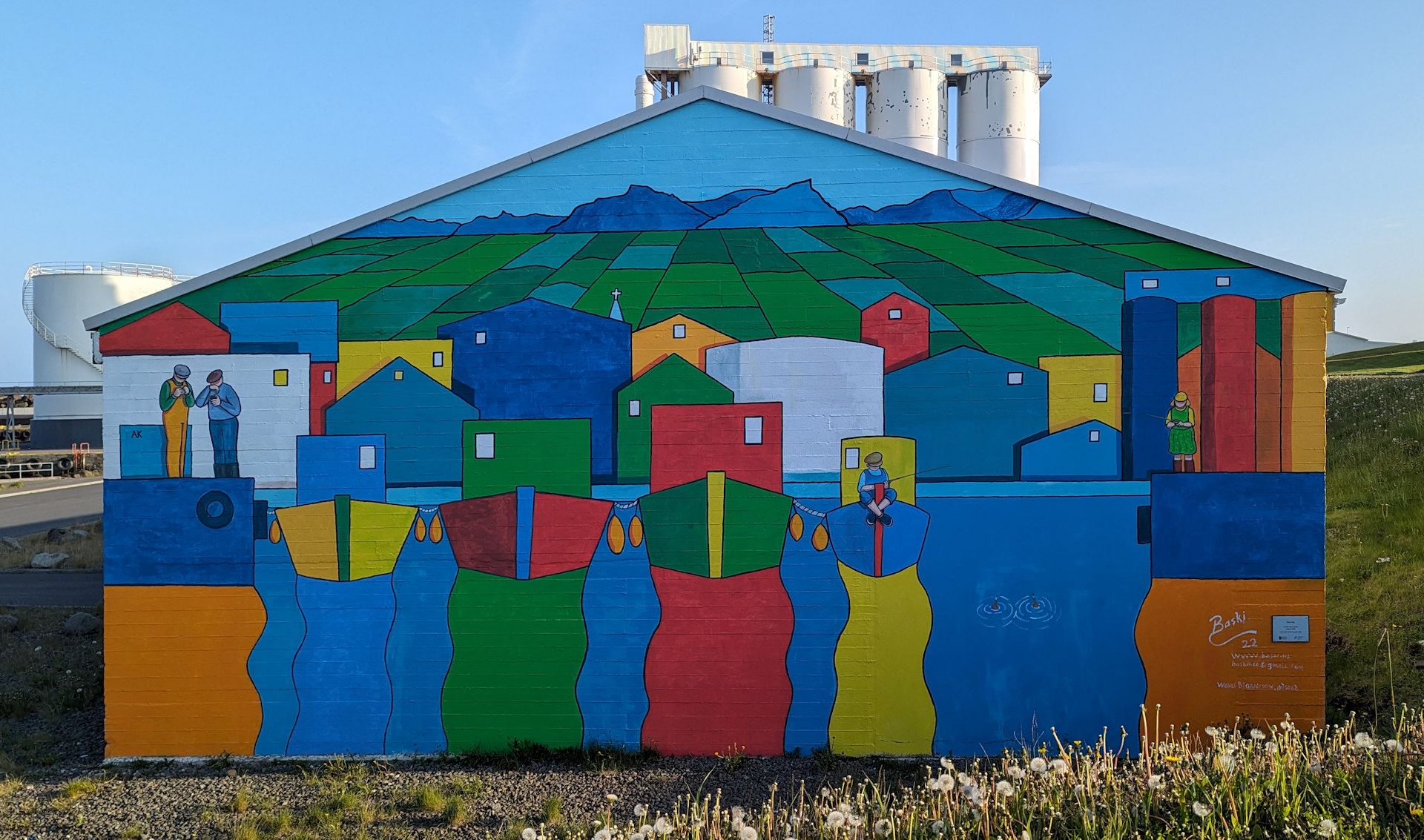 Bunt bemaltes Lagerhaus in der Nähe von Akranes, Island