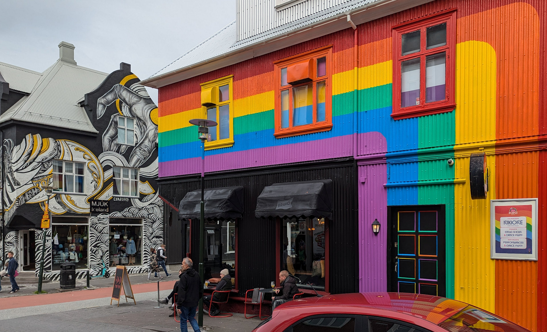 Haus in Reykjavik, bunt in Regenbogen Farben bemalt