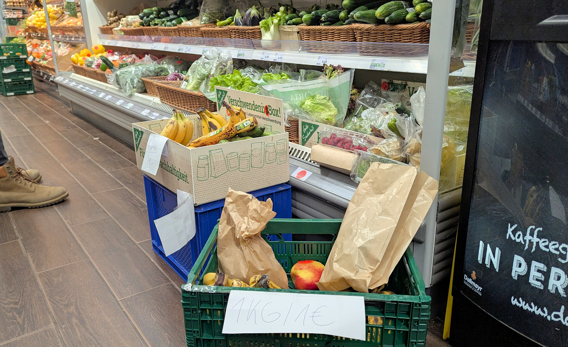 Kisten im Supermarkt mit abgelaufenen, vergünstigten Waren