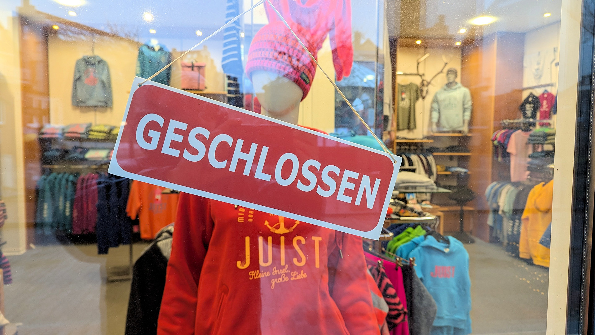 Ladengeschäft in Juist mit Geschlossen Schild