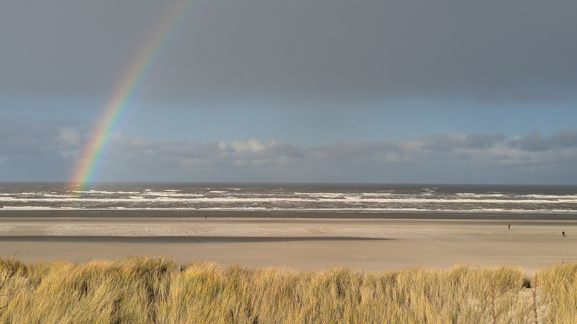 Strand von Juist mit Regenbogen 